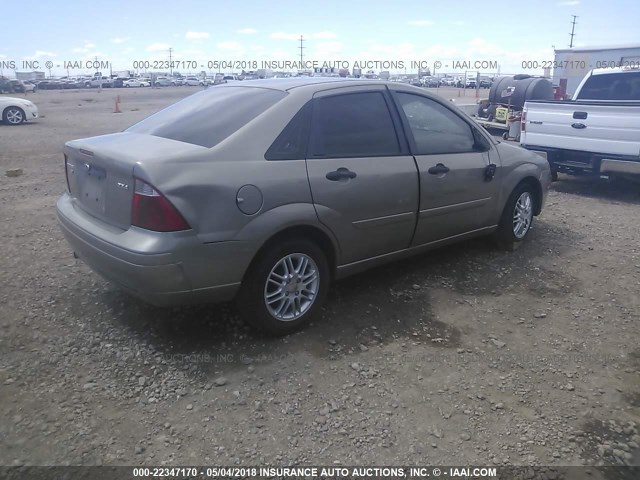 1FAFP34NX5W224691 - 2005 FORD FOCUS ZX4 Champagne photo 4