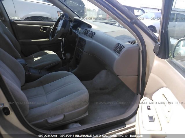 4T1BG22K51U106142 - 2001 TOYOTA CAMRY CE/LE/XLE GOLD photo 5