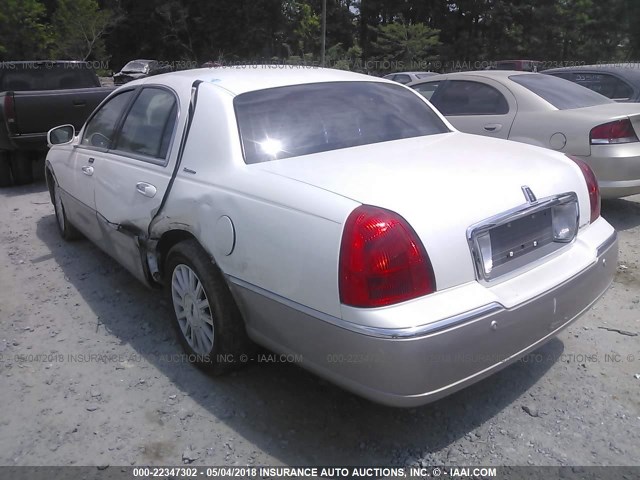 1LNHM82W13Y624155 - 2003 LINCOLN TOWN CAR SIGNATURE WHITE photo 3