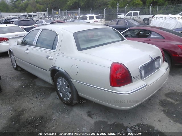 1LNHM83W74Y631384 - 2004 LINCOLN TOWN CAR ULTIMATE WHITE photo 3