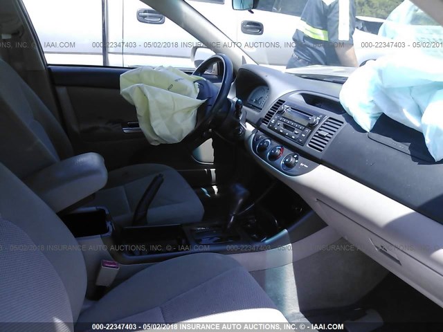 4T1BF32K62U508097 - 2002 TOYOTA CAMRY LE/XLE/SE თაფლისფერი ფოტო 5