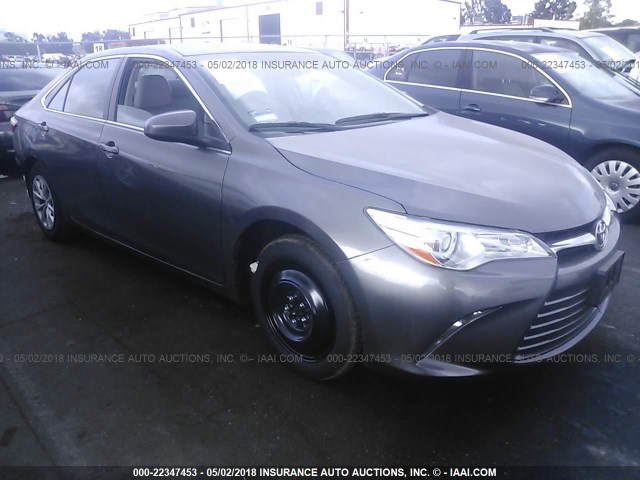 4T1BF1FK7HU815219 - 2017 TOYOTA CAMRY LE/XLE/SE/XSE GRAY photo 1