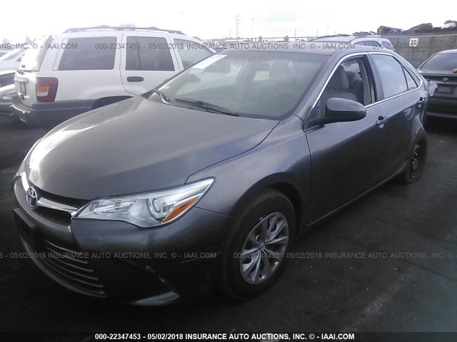 4T1BF1FK7HU815219 - 2017 TOYOTA CAMRY LE/XLE/SE/XSE GRAY photo 2