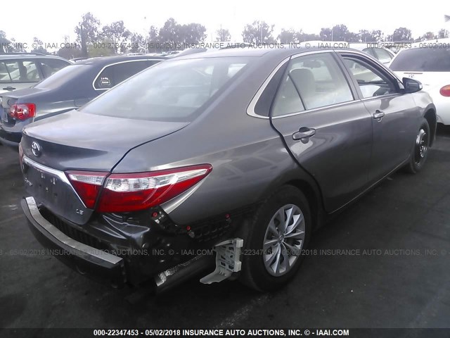 4T1BF1FK7HU815219 - 2017 TOYOTA CAMRY LE/XLE/SE/XSE GRAY photo 4