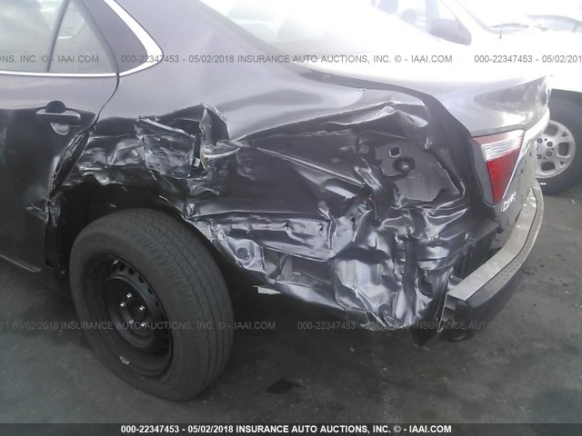 4T1BF1FK7HU815219 - 2017 TOYOTA CAMRY LE/XLE/SE/XSE GRAY photo 6