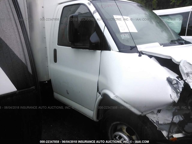 1GBJG31U671174053 - 2007 CHEVROLET EXPRESS G3500  WHITE photo 1