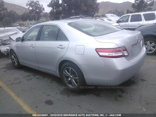 4T1BF3EK7BU211626 - 2011 TOYOTA CAMRY SE/LE/XLE SILVER photo 3