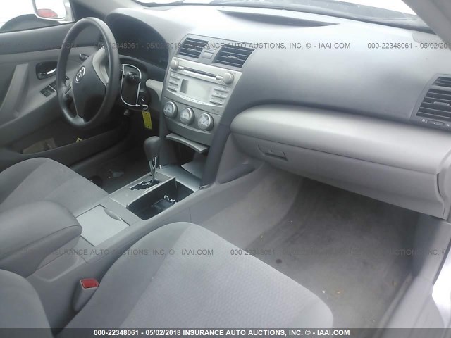 4T1BF3EK7BU211626 - 2011 TOYOTA CAMRY SE/LE/XLE SILVER photo 5