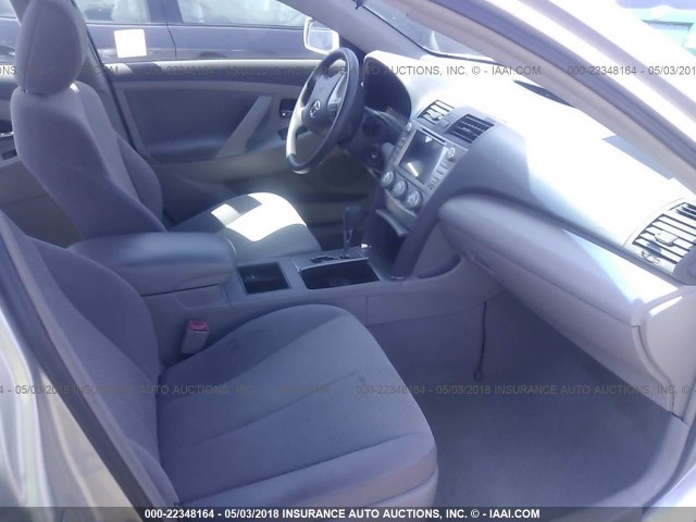 4T4BE46KX8R037914 - 2008 TOYOTA CAMRY CE/LE/XLE/SE SILVER photo 5