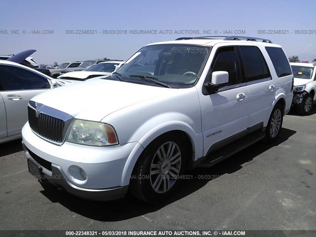 5LMFU27R04LJ30906 - 2004 LINCOLN NAVIGATOR WHITE photo 2