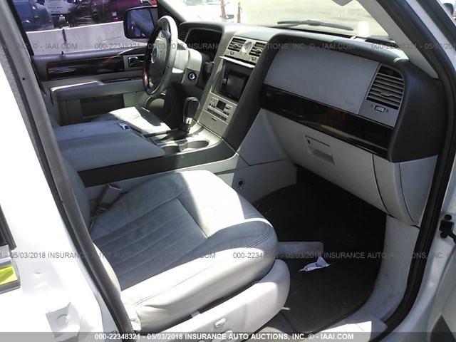 5LMFU27R04LJ30906 - 2004 LINCOLN NAVIGATOR WHITE photo 5