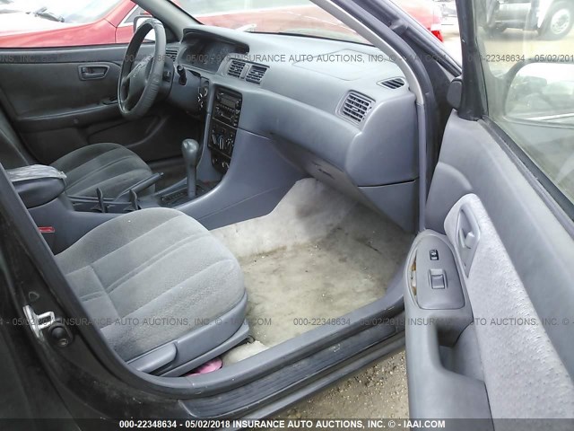 4T1BG22K8YU950606 - 2000 TOYOTA CAMRY CE/LE/XLE ნაცრისფერი ფოტო 5