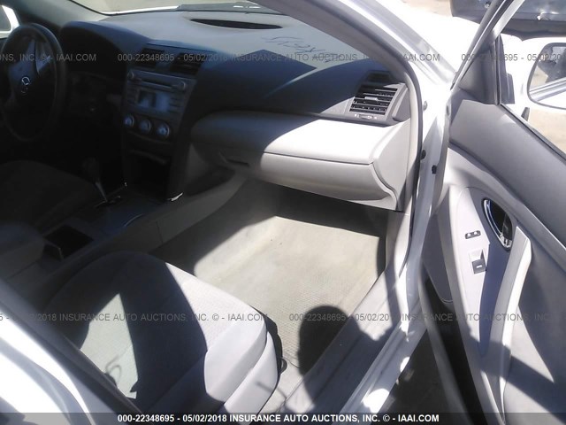 4T1BF3EK9BU588295 - 2011 TOYOTA CAMRY SE/LE/XLE WHITE photo 5