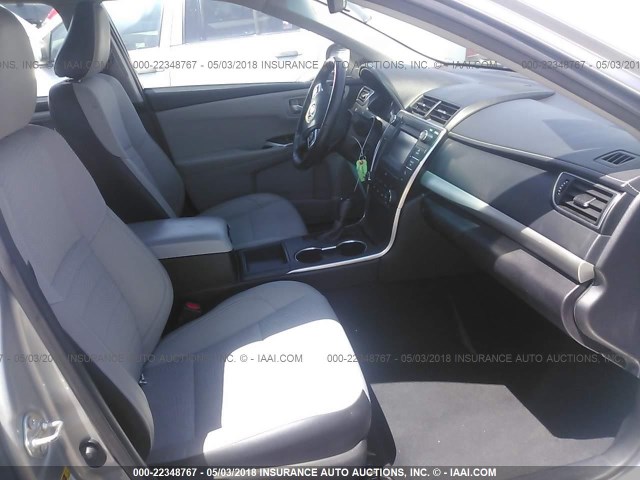 4T1BF1FK4GU191345 - 2016 TOYOTA CAMRY LE/XLE/SE/XSE SILVER photo 5