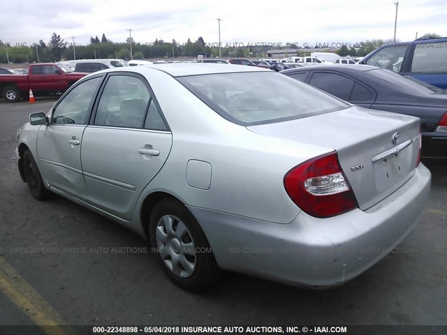 4T1BE32K22U094688 - 2002 TOYOTA CAMRY LE/XLE/SE ვერცხლისფერი ფოტო 3