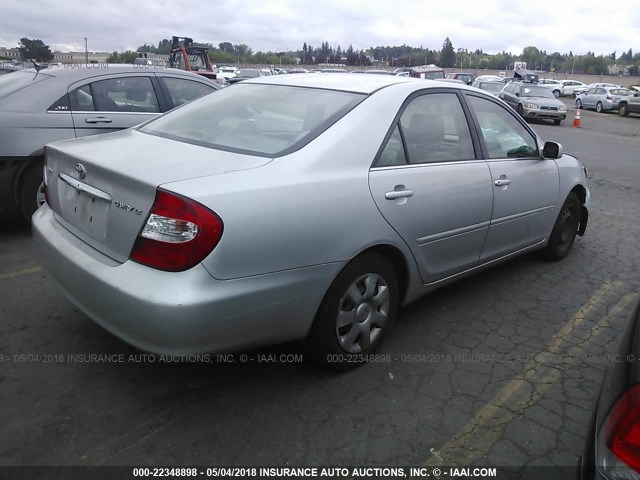 4T1BE32K22U094688 - 2002 TOYOTA CAMRY LE/XLE/SE ვერცხლისფერი ფოტო 4