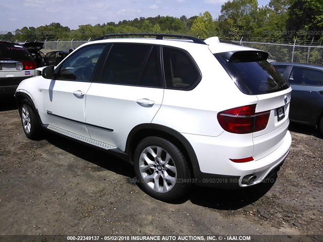 5UXZV4C55CL985212 - 2012 BMW X5 XDRIVE35I WHITE photo 3
