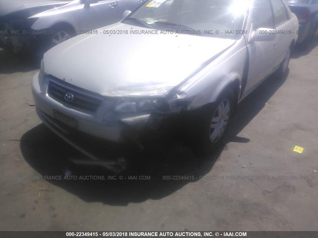 4T1BG22KXYU657242 - 2000 TOYOTA CAMRY CE/LE/XLE 银色 照片 6