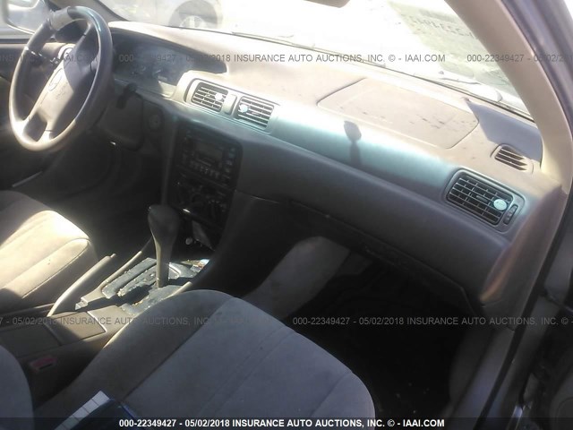 4T1BG28K6XU555815 - 1999 TOYOTA CAMRY CE/LE/XLE 灰色 照片 5