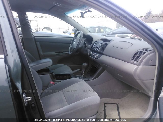 4T1BE32K65U070737 - 2005 TOYOTA CAMRY LE/XLE/SE მწვანე ფოტო 5