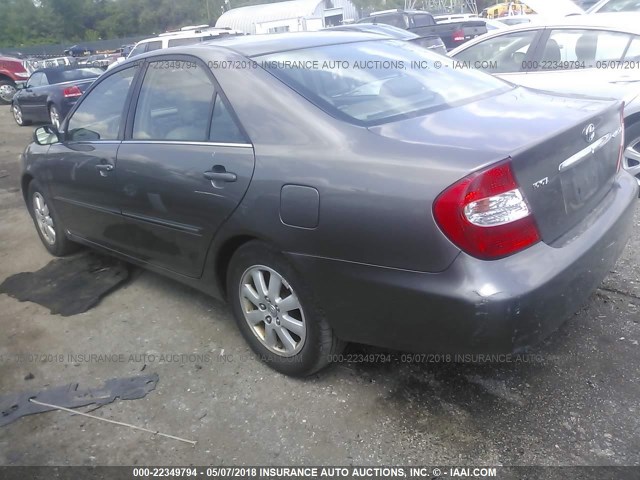 4T1BE30K04U813734 - 2004 TOYOTA CAMRY LE/XLE/SE ნაცრისფერი ფოტო 3