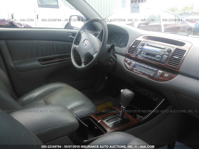 4T1BE30K04U813734 - 2004 TOYOTA CAMRY LE/XLE/SE ნაცრისფერი ფოტო 5