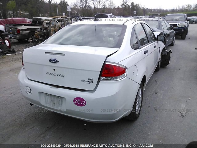 1FAHP35NX8W226212 - 2008 FORD FOCUS SE/SEL/SES WHITE photo 4