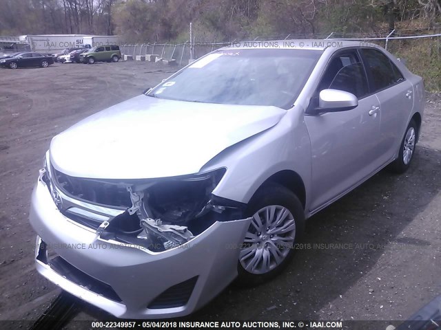 4T4BF1FK6ER366424 - 2014 TOYOTA CAMRY L/SE/LE/XLE SILVER photo 2