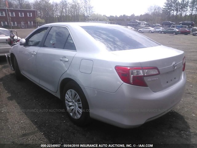 4T4BF1FK6ER366424 - 2014 TOYOTA CAMRY L/SE/LE/XLE SILVER photo 3