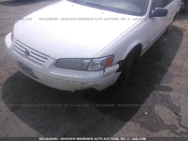 4T1BG22K7WU844631 - 1998 TOYOTA CAMRY CE/LE/XLE 白色 照片 6