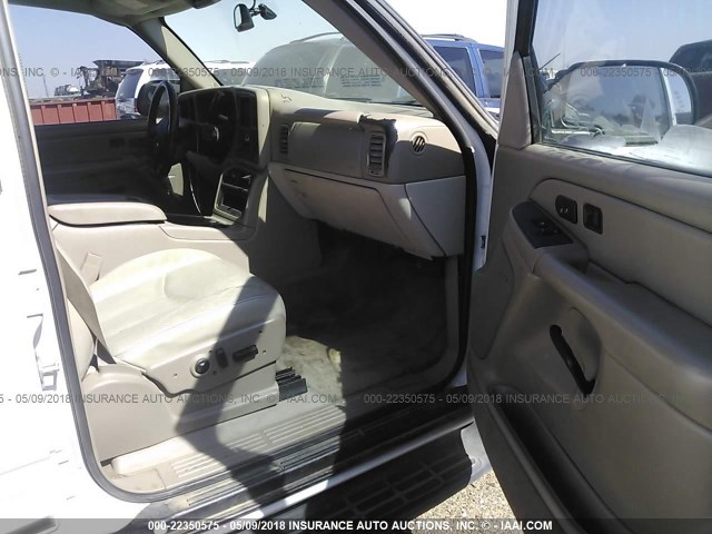 1GNEC16Z24J315687 - 2004 CHEVROLET SUBURBAN C1500 WHITE photo 5