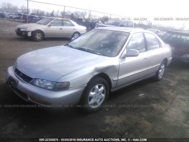 1HGCE6671TA003009 - 1996 HONDA ACCORD EX/EX-R SILVER photo 2