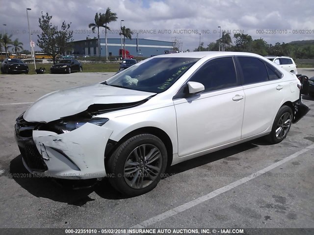 4T1BF1FK6HU272350 - 2017 TOYOTA CAMRY LE/XLE/SE/XSE WHITE photo 2