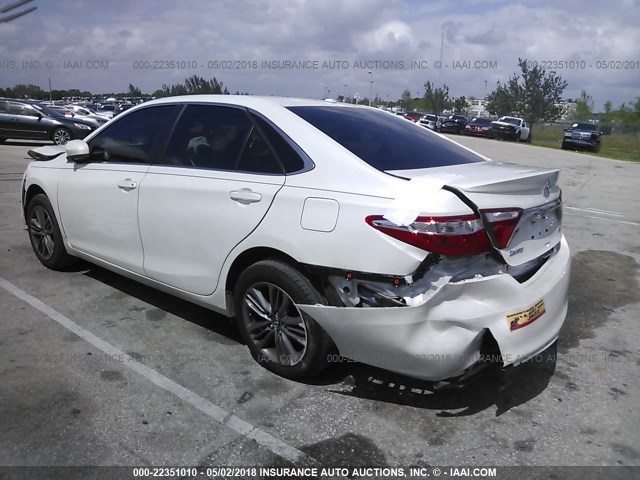 4T1BF1FK6HU272350 - 2017 TOYOTA CAMRY LE/XLE/SE/XSE WHITE photo 3