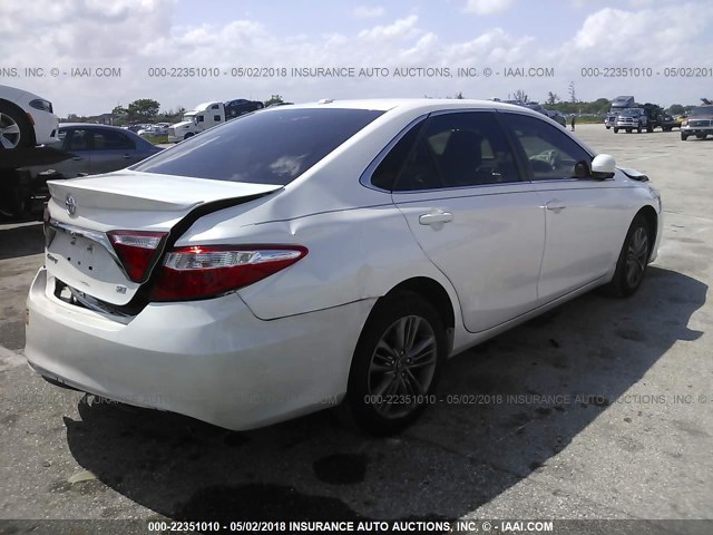 4T1BF1FK6HU272350 - 2017 TOYOTA CAMRY LE/XLE/SE/XSE WHITE photo 4