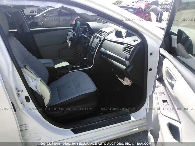 4T1BF1FK6HU272350 - 2017 TOYOTA CAMRY LE/XLE/SE/XSE WHITE photo 5