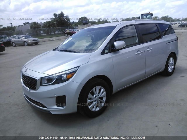 KNDMB5C15H6282285 - 2017 KIA SEDONA LX SILVER photo 2