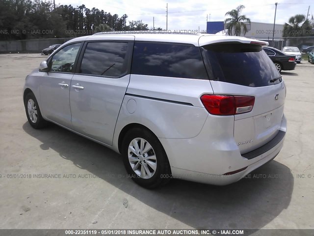 KNDMB5C15H6282285 - 2017 KIA SEDONA LX SILVER photo 3