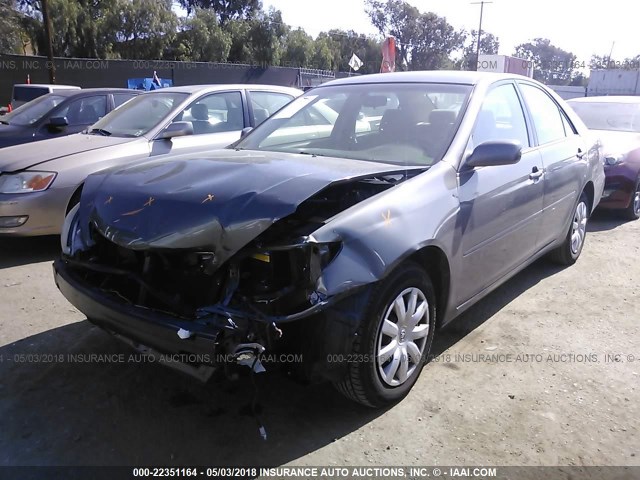 4T1BE30K85U518320 - 2005 TOYOTA CAMRY LE/XLE/SE ნაცრისფერი ფოტო 2