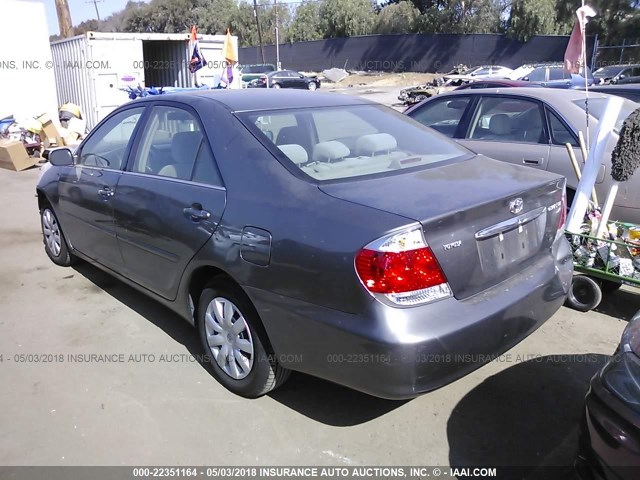 4T1BE30K85U518320 - 2005 TOYOTA CAMRY LE/XLE/SE ნაცრისფერი ფოტო 3