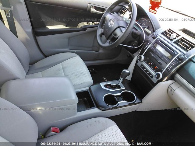 4T4BF1FK5CR261127 - 2012 TOYOTA CAMRY SE/LE/XLE Серебристый фото 5