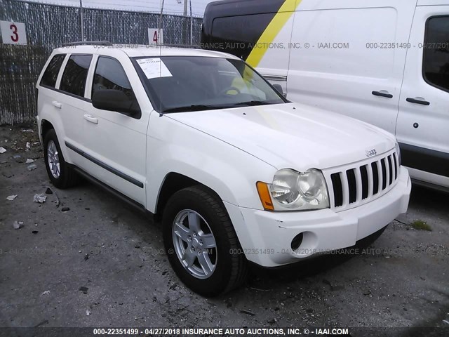 1J8GS48KX7C517099 - 2007 JEEP GRAND CHEROKEE LAREDO/COLUMBIA/FREEDOM WHITE photo 1