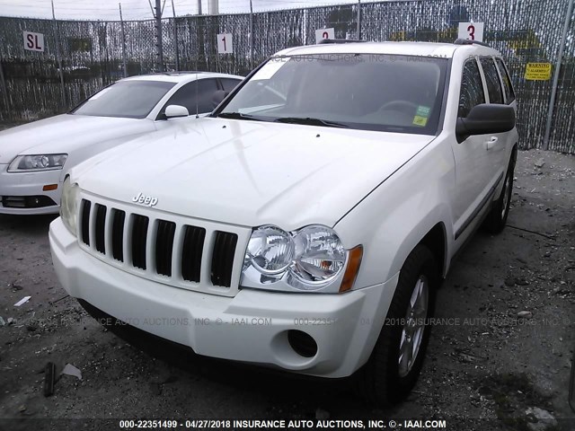 1J8GS48KX7C517099 - 2007 JEEP GRAND CHEROKEE LAREDO/COLUMBIA/FREEDOM WHITE photo 2