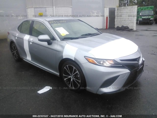 JTNB11HK7J3013776 - 2018 TOYOTA CAMRY L/LE/XLE/SE/XSE SILVER photo 1