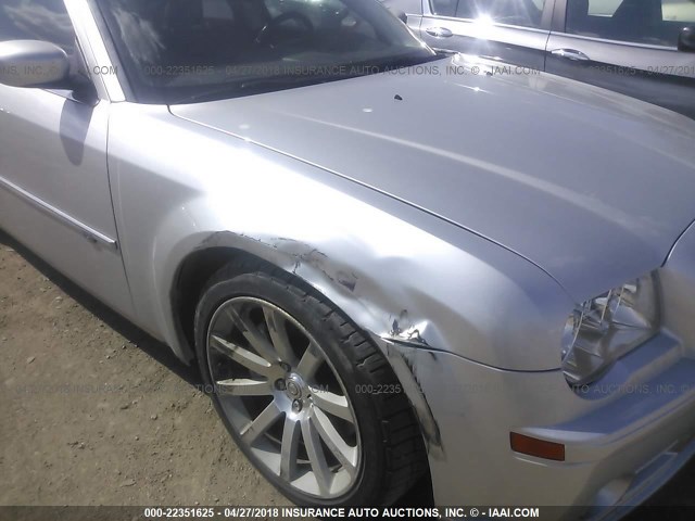 2C3LA73W98H149621 - 2008 CHRYSLER 300C SRT-8 SILVER photo 6