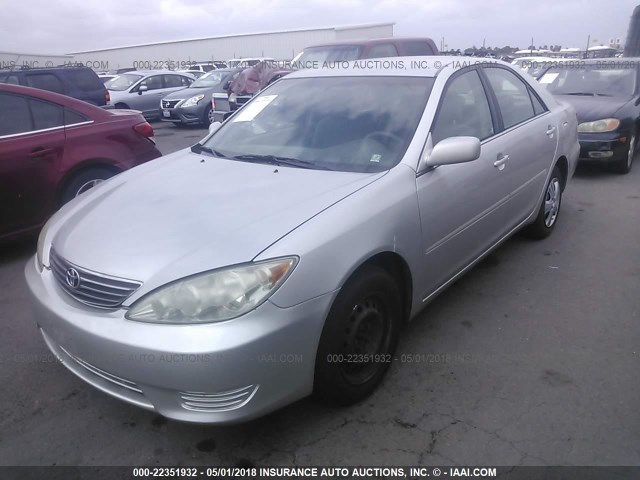 4T1BE32K35U549181 - 2005 TOYOTA CAMRY LE/XLE/SE ვერცხლისფერი ფოტო 2