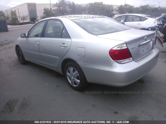 4T1BE32K35U549181 - 2005 TOYOTA CAMRY LE/XLE/SE ვერცხლისფერი ფოტო 3