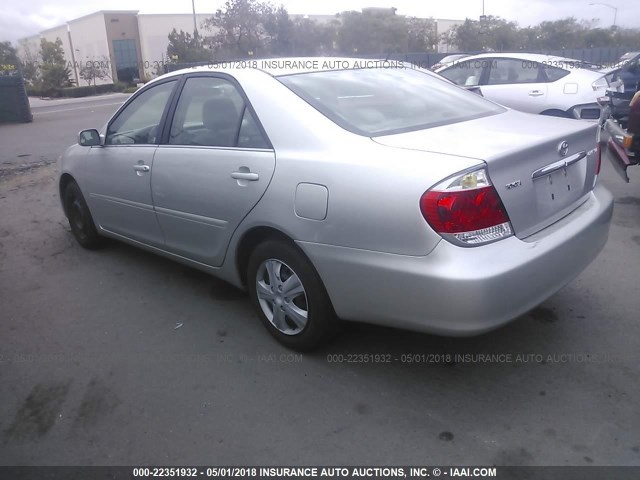 4T1BE32K35U549181 - 2005 TOYOTA CAMRY LE/XLE/SE SILVER photo 3