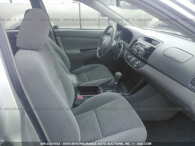 4T1BE32K35U549181 - 2005 TOYOTA CAMRY LE/XLE/SE ვერცხლისფერი ფოტო 5