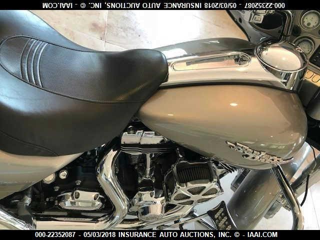 1HD1KB4139Y611991 - 2009 HARLEY-DAVIDSON FLHX SILVER photo 3